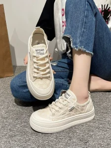 Giày Sneaker Nữ: Bí Quyết Chọn Mua và Phối Đồ Sành Điệu