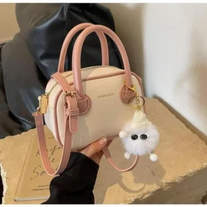 Túi đeo chéo nữ dễ thương là gì? Tại sao được yêu thích và cách chọn túi phù hợp với phong cách